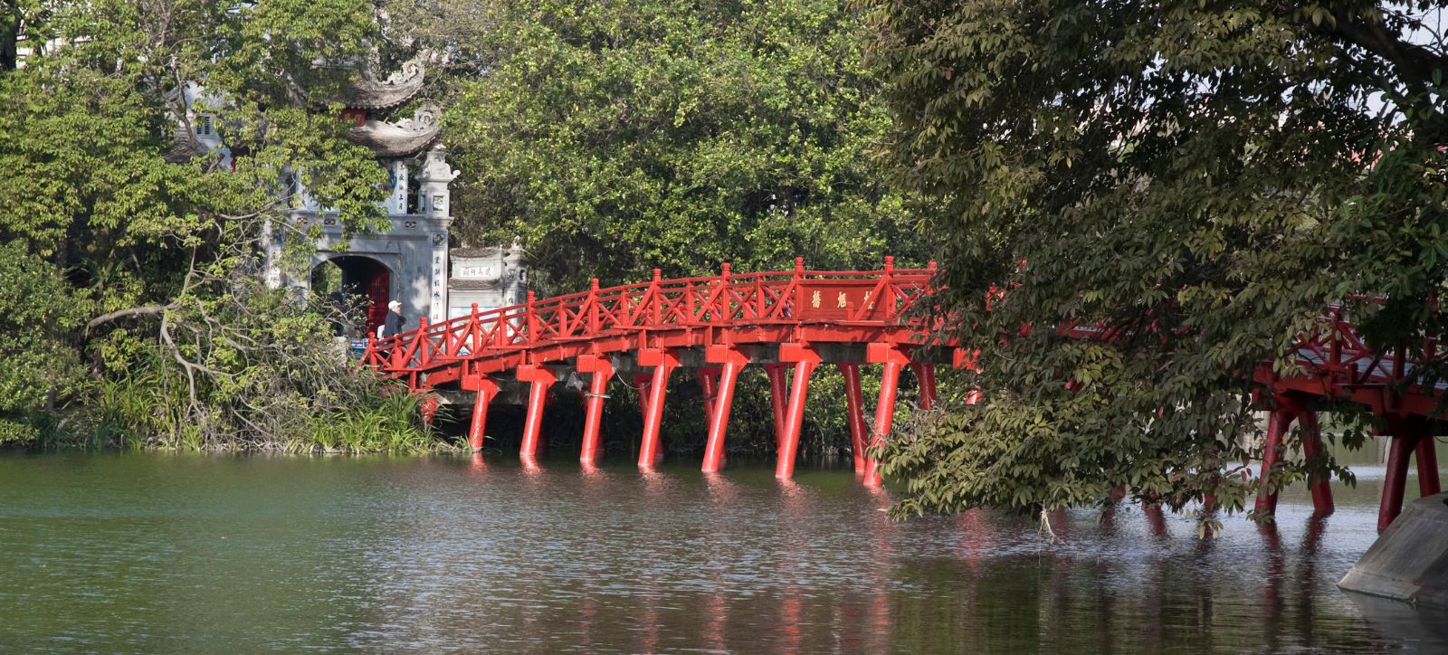 Cầu Thê Húc - Mảng lụa đỏ giữa lòng hồ Gươm